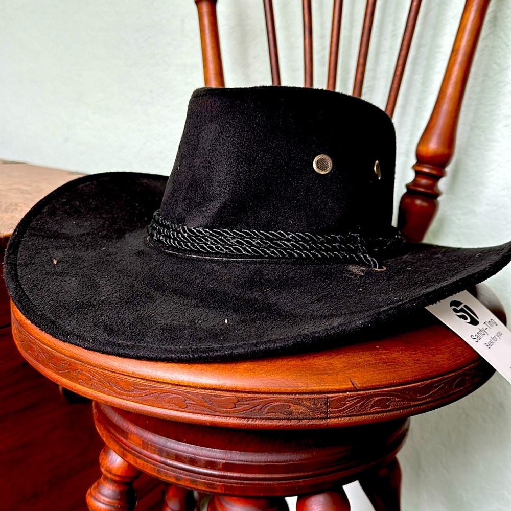 Black cowboy hat.  Size medium.   New w tag.  🕵️‍♀️🖤🌹
